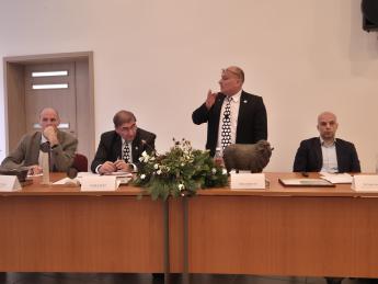 A közgyűlés elnöksége és a díszvendégek